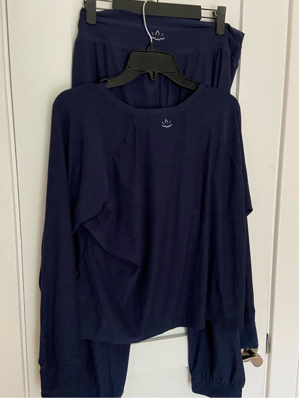 68. Size L/XL BEYOND YOGA Navy Longsleeve Top + Joggers SET